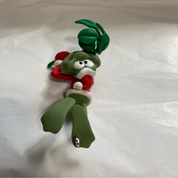 Hallmark 2011 The Mistletoad Collectible Christmas Holiday Ornament - Picture 7 of 11
